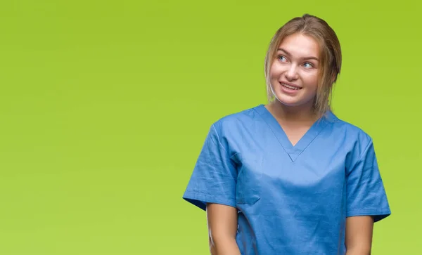 Junge Kaukasische Krankenschwester Chirurgenuniform Vor Isoliertem Hintergrund Die Mit Einem — Stockfoto