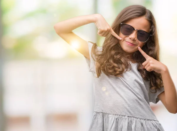 Menina Hispânica Morena Usando Óculos Sol Sorrindo Confiante Mostrando Apontando — Fotografia de Stock