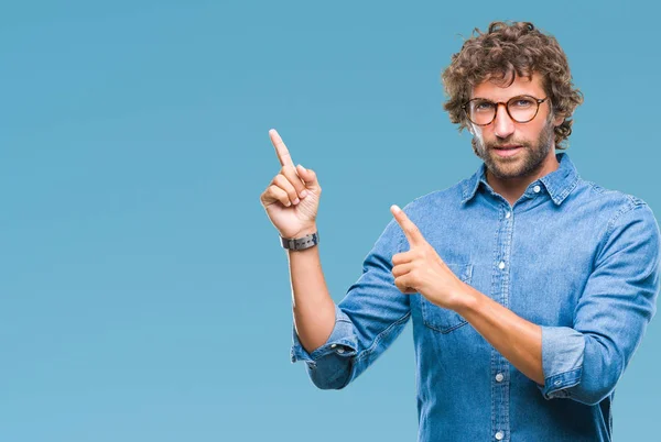 Stilig Spansktalande Modell Man Bär Glasögon Över Isolerade Bakgrund Leende — Stockfoto