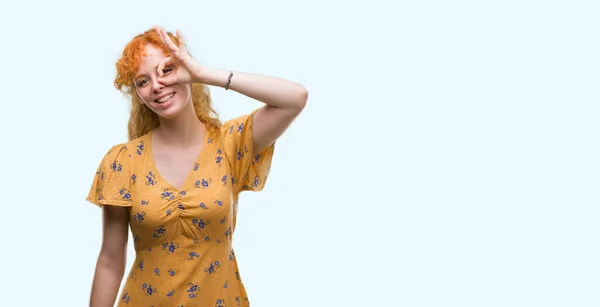 Jovem Ruiva Fazendo Gesto Com Mão Sorrindo Olho Olhando Através — Fotografia de Stock