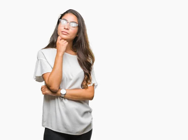 Mujer Árabe Hermosa Joven Con Gafas Sobre Fondo Aislado Con —  Fotos de Stock