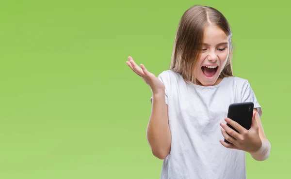 Menina Bonita Jovem Enviando Mensagens Texto Usando Smarpthone Sobre Fundo — Fotografia de Stock
