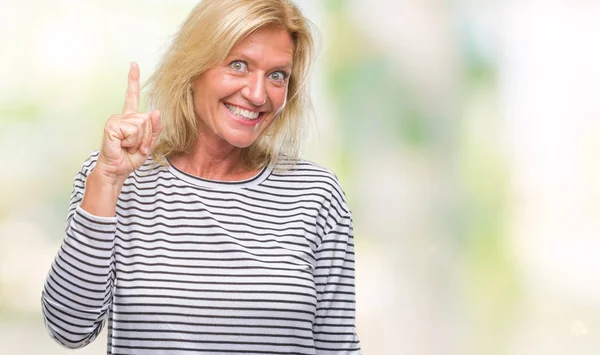 Blonde Frau Mittleren Alters Über Isolierten Hintergrund Mit Erhobenem Zeigefinger — Stockfoto