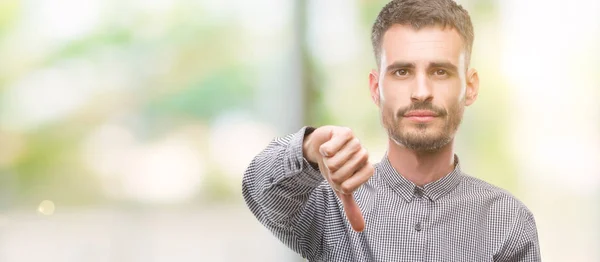 Unga Hipster Man Ser Missnöjda Och Arga Visar Avvisande Och — Stockfoto