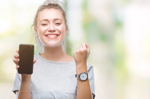 Giovane Donna Bionda Mostrando Schermo Smartphone Sfondo Isolato Urlando Orgoglioso — Foto Stock