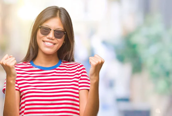 Jeune Femme Asiatique Portant Des Lunettes Soleil Sur Fond Isolé — Photo