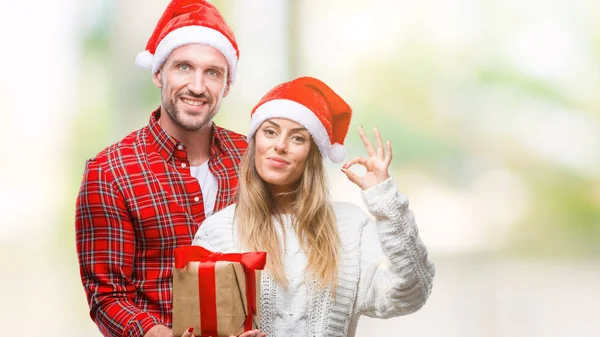 Giovane Coppia Innamorata Indossa Cappello Natale Tenendo Presente Sfondo Isolato — Foto Stock