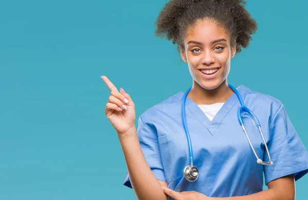 Joven Doctora Afroamericana Sobre Fondo Aislado Con Una Gran Sonrisa — Foto de Stock