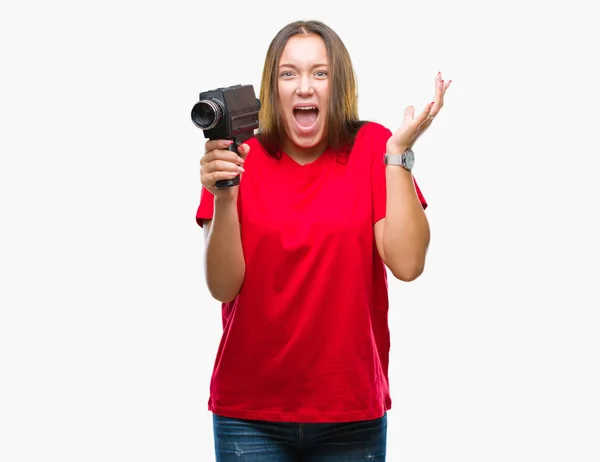 Giovane Bella Donna Caucasica Riprese Utilizzando Videocamera Vintage Sfondo Isolato — Foto Stock