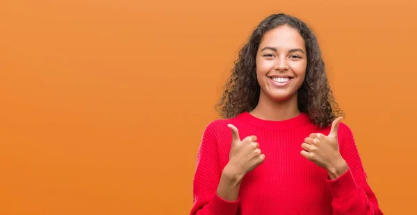 Mulher Hispânica Jovem Vestindo Sinal Sucesso Camisola Vermelha Fazendo Gesto — Fotografia de Stock