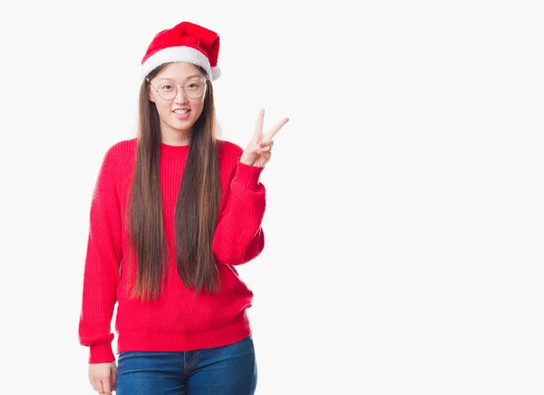 Jovem Chinesa Sobre Fundo Isolado Vestindo Chapéu Natal Mostrando Apontando — Fotografia de Stock