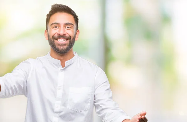 Homem Hispânico Adulto Sobre Fundo Isolado Olhando Para Câmera Sorrindo — Fotografia de Stock