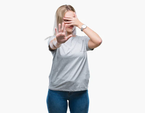 Junge Blonde Frau Über Isoliertem Hintergrund Die Die Augen Mit — Stockfoto