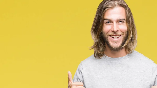 Joven Hombre Guapo Con Pelo Largo Sobre Fondo Aislado Signo —  Fotos de Stock