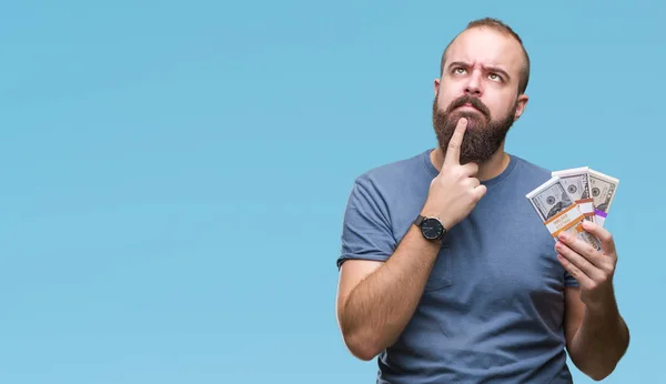 Junger Hipster Mann Mit Geldbündel Über Isoliertem Hintergrund Ernstes Gesicht — Stockfoto