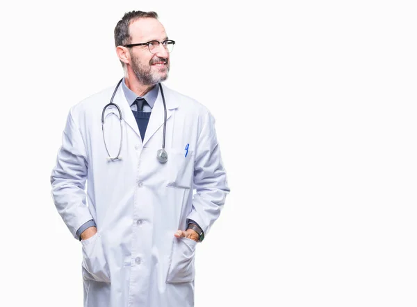 Homem Médico Hoary Sênior Meia Idade Vestindo Uniforme Médico Isolado — Fotografia de Stock