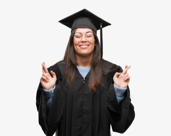 Giovane Donna Ispanica Indossa Cappello Graduato Uniforme Sorridente Incrociando Dita — Foto Stock