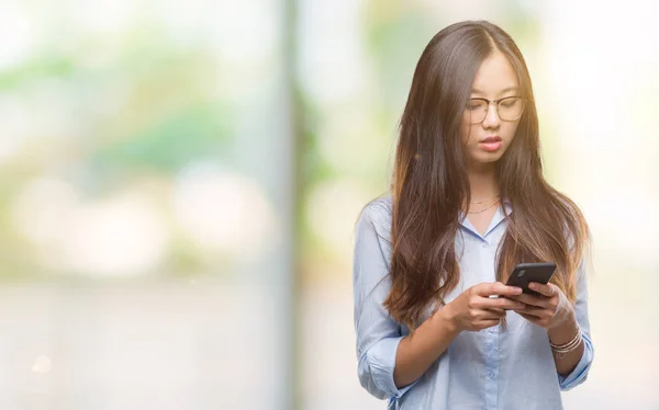 Jovem Mulher Asiática Usando Smartphone Sobre Fundo Isolado Com — Fotografia de Stock