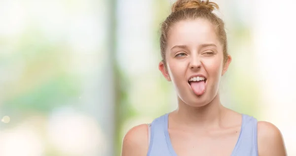 Junge Blonde Frau Streckt Die Zunge Glücklich Mit Witzigem Gesichtsausdruck — Stockfoto
