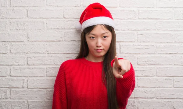 Jovem Chinesa Vestindo Chapéu Papai Noel Apontando Com Dedo Para — Fotografia de Stock