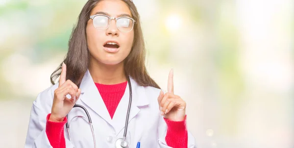 Młody Lekarz Emiraty Kobieta Białym Tle Zdumiony Zaskoczony Patrząc Wskazującym — Zdjęcie stockowe