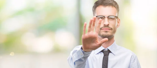 Νέοι Επαγγελματίες Άνθρωπος Ανοιχτό Χέρι Κάνει Στοπ Σοβαρές Και Αυτοπεποίθηση — Φωτογραφία Αρχείου