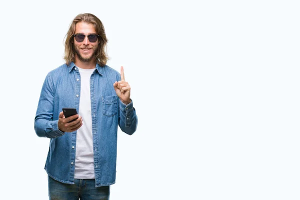 Junger Gutaussehender Mann Mit Langen Haaren Vor Isoliertem Hintergrund Der — Stockfoto