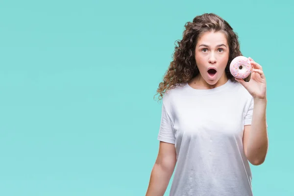 Joven Morena Comiendo Donut Sobre Fondo Aislado Asustada Shock Con —  Fotos de Stock