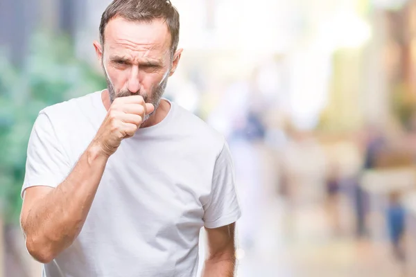 中年老人穿着白色 在孤立的背景下感觉不适和咳嗽为感冒或支气管炎的症状 医疗保健理念 — 图库照片