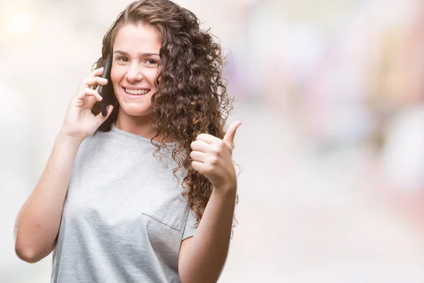 Mladá Brunetka Vyzpovídali Smartphone Izolované Pozadí Šťastný Úsměv Dělá Znamení — Stock fotografie