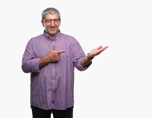 Hombre Mayor Guapo Con Gafas Sobre Fondo Aislado Asombrado Sonriendo — Foto de Stock