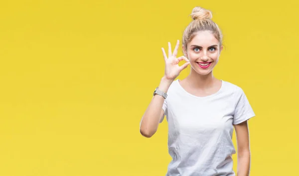 Ung Vacker Blond Kvinna Klädd Vit Shirt Över Isolerade Bakgrund — Stockfoto