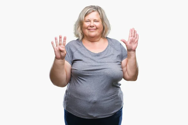 高级加尺寸的白种女人在孤立的背景显示和指向与手指数九 而微笑着自信和快乐 — 图库照片