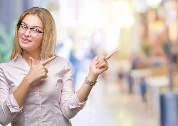 Joven Mujer Negocios Caucásica Con Gafas Sobre Fondo Aislado Sonriendo — Foto de Stock