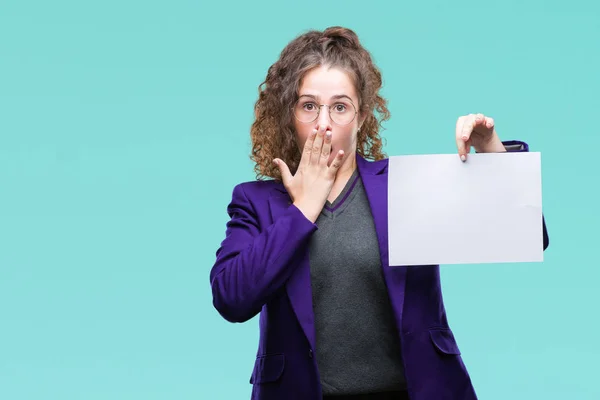 Giovane Studentessa Bruna Che Indossa Uniforme Scolastica Con Carta Bianca — Foto Stock