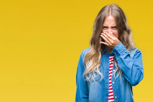 Vacker Ung Blond Kvinna Över Isolerade Bakgrund Lukta Något Illaluktande — Stockfoto