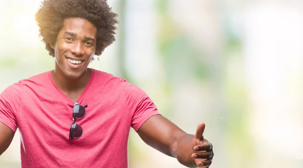 Afro Amerikansk Man Över Isolerade Bakgrund Tittar Kameran Leende Med — Stockfoto