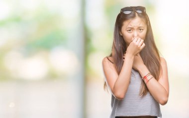 Kokuşmuş bir şey kokulu izole arka plan üzerinde Genç Asyalı kadın 
