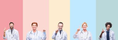Kolaj renkli çizgiler üzerinde profesyonel doktorlar bir arka plan gösterme ve işaret yukarıya parmak gülümseyen süre bir numara ile kendinden emin ve mutlu izole.