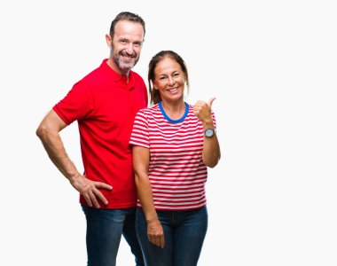 Orta yaş İspanyol çift arıyorum ve başparmak yanında yukarıyı mutlu yüz ile gülümseyen izole arka plan üzerinde aşık.