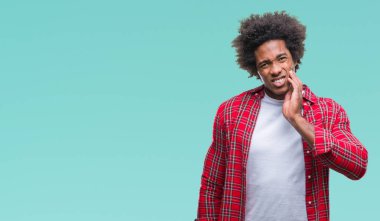 Diş ağrısı veya dişlerde dişlerle ilgili hastalık nedeniyle ağız acı ifadesi ile el ile dokunmak izole arka plan üzerinde Afro Amerikalı adam. Diş hekimi kavramı.