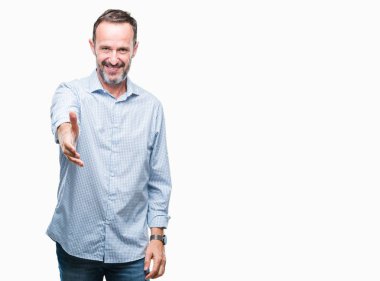 Orta yaş ağarmış üst düzey iş adamı tebrik ve konuksever dost sunan karşılıklı gülümseyen izole arka plan üzerinde. Başarılı iş.