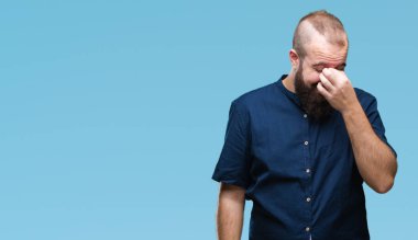 Genç beyaz hipster adam izole arka burun ve göz yorgunluğu ve baş ağrısı duygu sürtünme yorgun. Stres ve hayal kırıklığı kavramı.