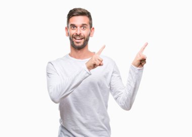 Yakışıklı delikanlı gülümseyen ve iki elleri ve parmakları ile tarafına işaret kamera bakarak izole arka plan üzerinde.