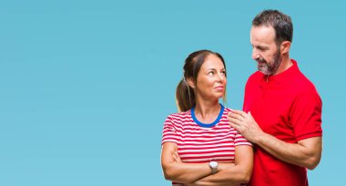 Orta yaş İspanyol çift yüzünde ciddi bir ifade ile izole arka plan üzerinde aşık. Basit ve doğal kameraya bakıyor.