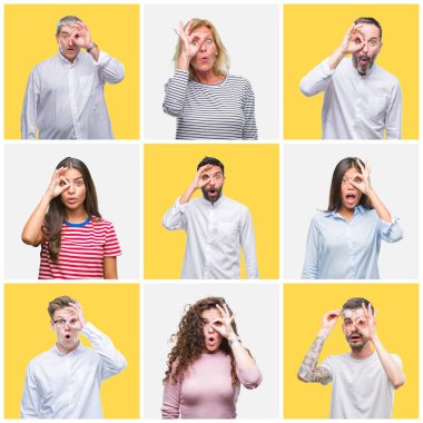 Kolaj grup ok jest sürpriz yüz, göz parmaklarının arasından seyir şok yapıyor sarı izole arka plan üzerinde genç ve üst düzey insan. İmansız ifade.