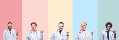 Seyir ve başparmak yanında işaret mutlu yüz ile gülümseyen izole renkli çizgili arka plan üzerinde profesyonel doktorlar kolaj.