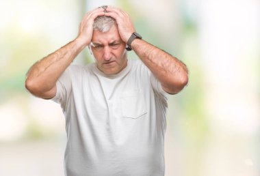 Üst düzey yakışıklı çünkü umutsuz ve stresli baş ağrısı acı izole arka plan üzerinde ağrı ve migren. Ellerini kafasına.