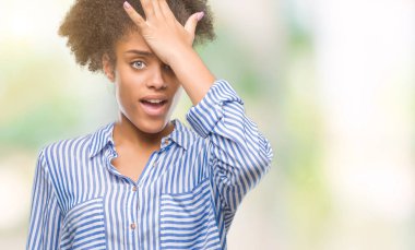 İzole arka kafasına hata için el ile sürpriz genç afro Amerikan kadın hata hatırlıyorum. Unuttum, kötü bellek kavramı.