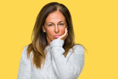 Düşünme izole arka plan bakmaktan kış kazak giyen güzel orta yaş yetişkin kadın yorgun ve sıkılmış çapraz silah depresyon sorunları ile.